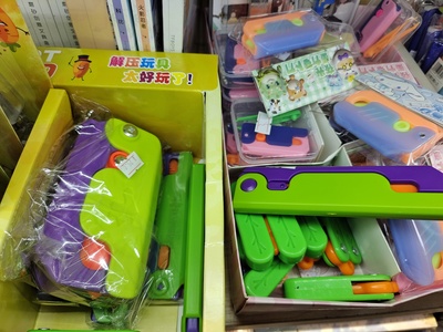 蘿卜刀熱銷(xiāo)校園周邊引爭(zhēng)議 兒童玩具還是暴力隱患？